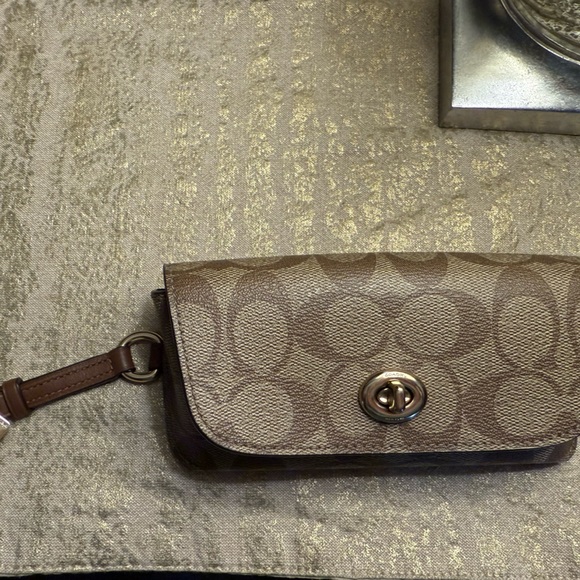 Coach turnlock sunglasses case - Picture 1 of 5